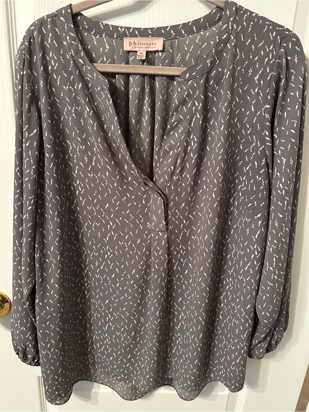 Philosophy Charcoal Gray Printed V-Neck Long Sleeve Blouse
